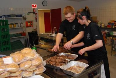 Imens at hr og fru Dixen gør burgerbøfferne klar
