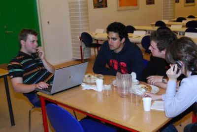 og formanden og de ansatte holder et lille "hvad skal der nu ske møde"
