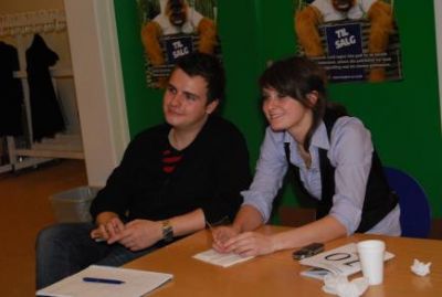 Fra sidelinien lytter to tidligere næstformænd, Kristian og Mette til
