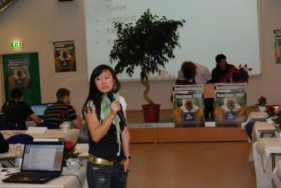 Som han straks stiller, så man kan se skærmen meget bedre....
