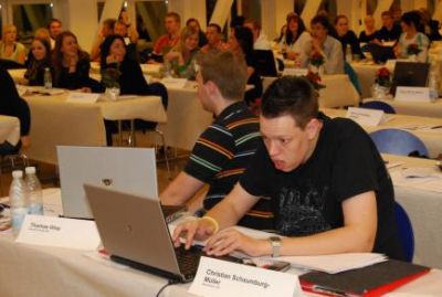 Christian har travlt med at tage notater
