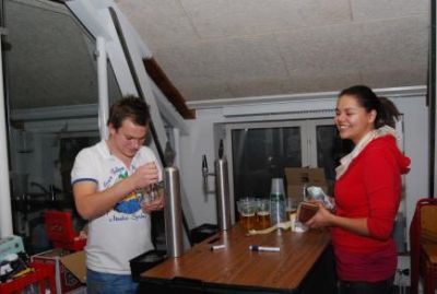 John er gået direkte fra kiosken til baren, og er igang med at ekspedere Jani
