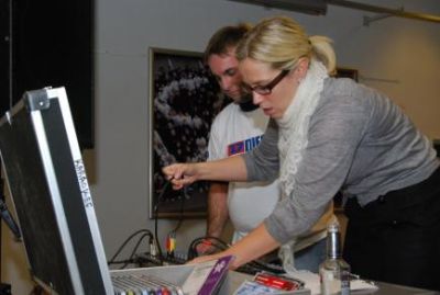 Imens prøver Nina at få teknikken til at fungere
