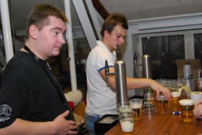 Loft at kommet John til undsætning i baren
