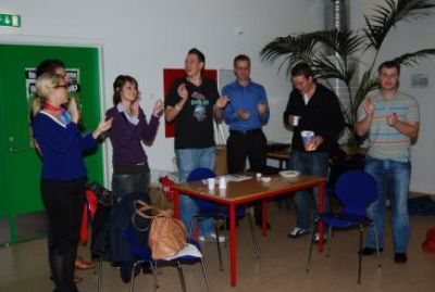 Underviserne er vært for en lille klappeleg...
