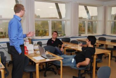 Mathias underholder personalegruppen
