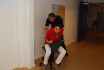 Imens hygger Jani sig på gangen (er hun mon blevet smidt udenfor døren?)
