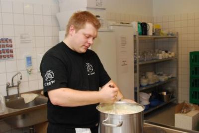 I køkkenet er Dixen igang med dagens frokost
