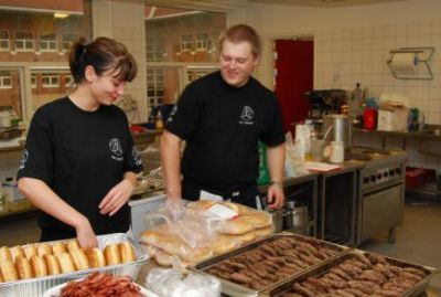 Fru Natachja hjælper dog til med at gøre burgerne klar
