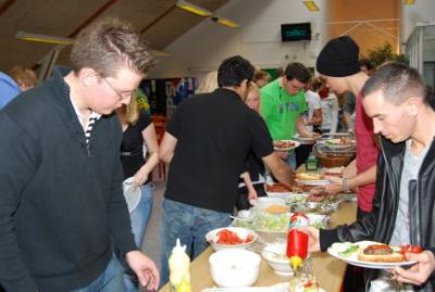 Men så er det tid til frokost, Anders er naturligvis straks i første række
