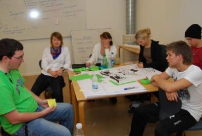 Tilbage i grupperne fortsætter de kreative ideer
