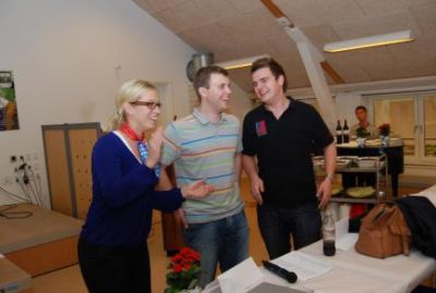 Imens inde i salen hygger Nina, Thomas og Kristian sig.
