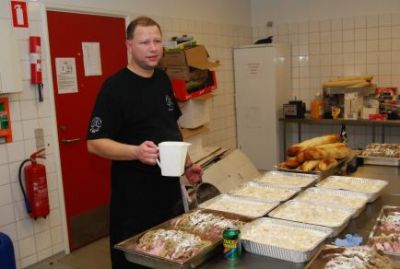 I køkkenet er Steen ved at varme op til aftensmaden
