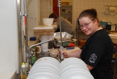 Imens er Stoica igang med at tage opvasken fra frokosten
