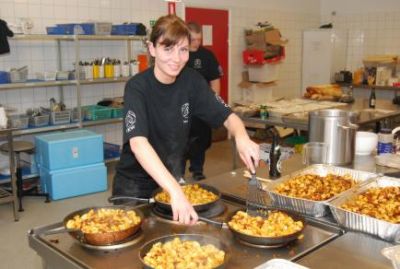 Fru Dixen er også igang med aftensmads forberedelserne
