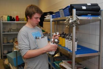 Riber er også igang med oprydningen efter frokost
