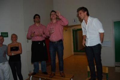 Så er det tid til fest. Shawn og Kristian leder årets auktion over deltagerne.
