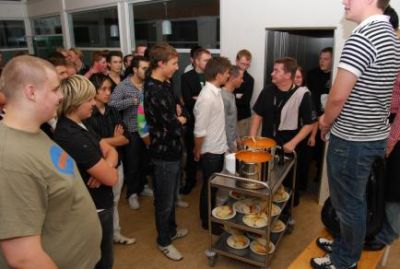 Midt i det hele ankommer PG'erne med maden
