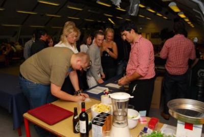 Imens har Shawn og Bernt åbnet baren
