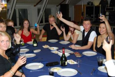 Så er det kommet rødvin på bordet
