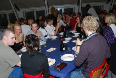 og stemningen stiger rundt om på bordene
