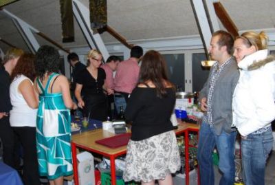 Vicepræsident Kaufmann og frue kiggede også forbi, og er straks i baren
