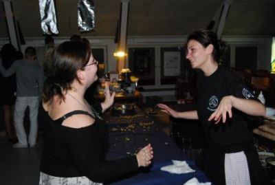 Imens at Katrine og Natachja udfører en dans ved resterne af buffeten??
