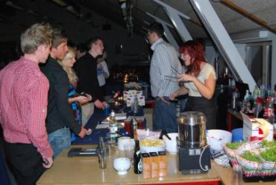 Imens der er undervisermøde, har de folkevalgte overtaget baren
