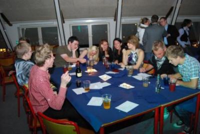 Der hygges stadig ved bordene
