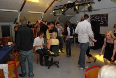 Hvis man har problemer med bentøjet må man jo danse siddene
