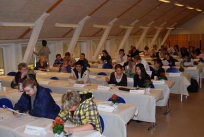 Deltagerne er klar i salen igen søndag morgen
