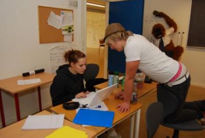 Det sidste skrives færdig, mens Bingo kigger til i baggrunden
