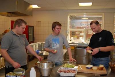 I køkkenet får Dixen, Riber og Steen sig lige en bid mad
