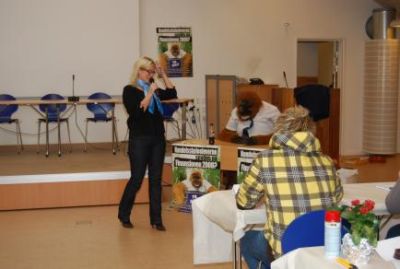 I salen holder Ninna oplæg, imens at Bingo er alene om at passe dirigentbordet
