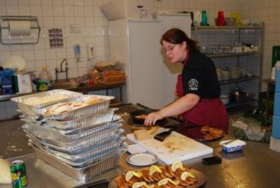 Et par etager nedenunder i køkkenet arbejder Stoica med at få frokosten klar
