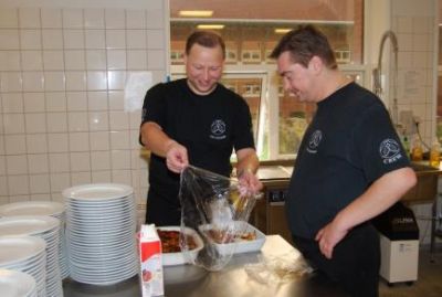 Steen og Per forsøger også at hjælpe til
