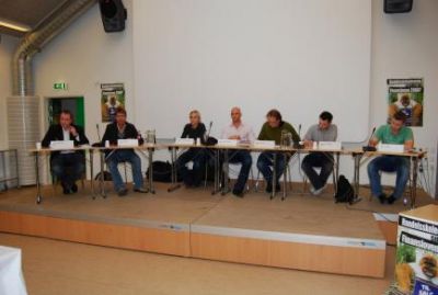 I salen er der paneldebat med politikkerne
