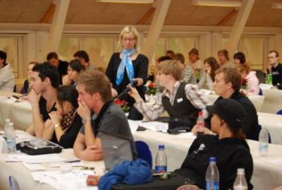 Ninna er også nede blandt deltagerne, hun styrer diskussions mikrofonen
