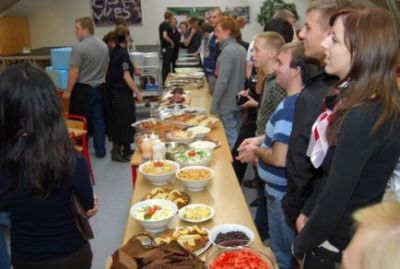 PG'erne er ved at være klar med buffeten
