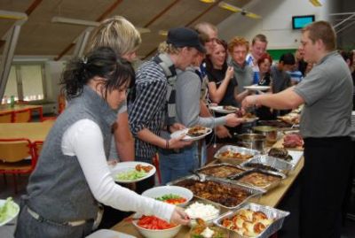 også giver Dixen klarmelding til at folk kan gå ombord i maden
