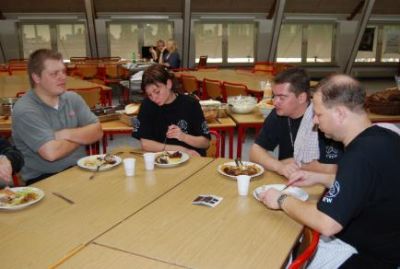 PG'erne får sig også en bid mad
