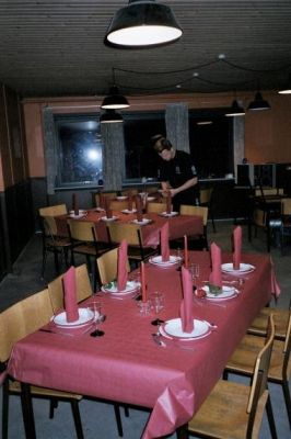 Jæger er i gang med at gøre det sidste klar til festen
