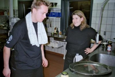 Imens Jæger og Karin ved opvasken  undrer sig over hvor Vuc er blevet af
