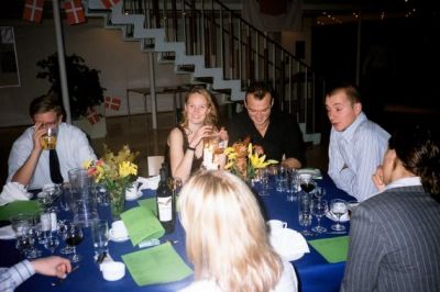 Karen har fundet sig til rette ved 2 ældre fyre; Thomas og Mark
