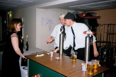 Imens præsidentens søster tjekker barpersonalet
