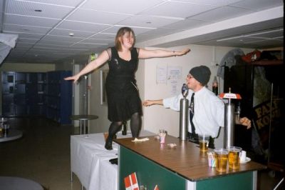 Hun tager sig lige en flyvetur på baren
