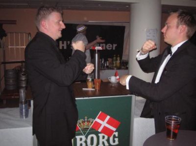 Erling og Folket laver ting i baren
