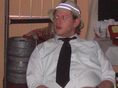 Torben ser til fra baren
