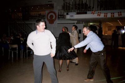 Måske kigger han efter Fætter Finn og Pandersen der også forsøger sig som dansere
