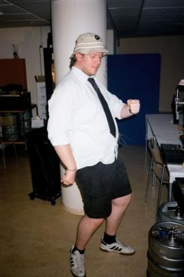 Han bliver ihvertfald inspireret og opfører straks en lille dans
